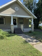 Building Photo - 917 E Washington St