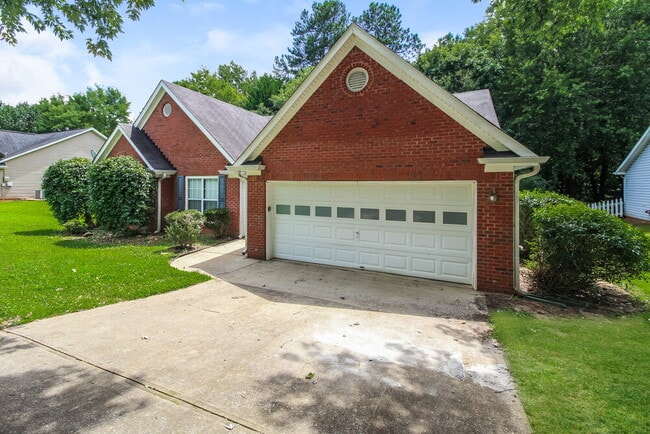 Building Photo - 5729 Lakeview Cir