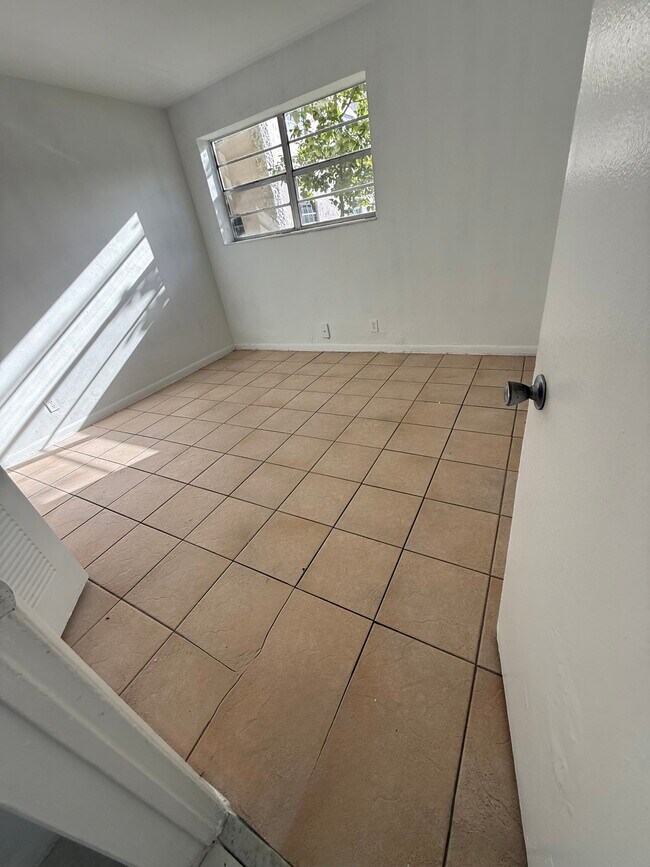 Building Photo - Palm Manors