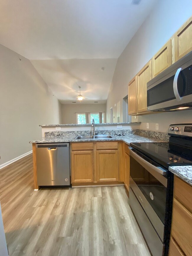 Foto del edificio - 2 bedroom / 2 bathroom - 3rd floor condo e...