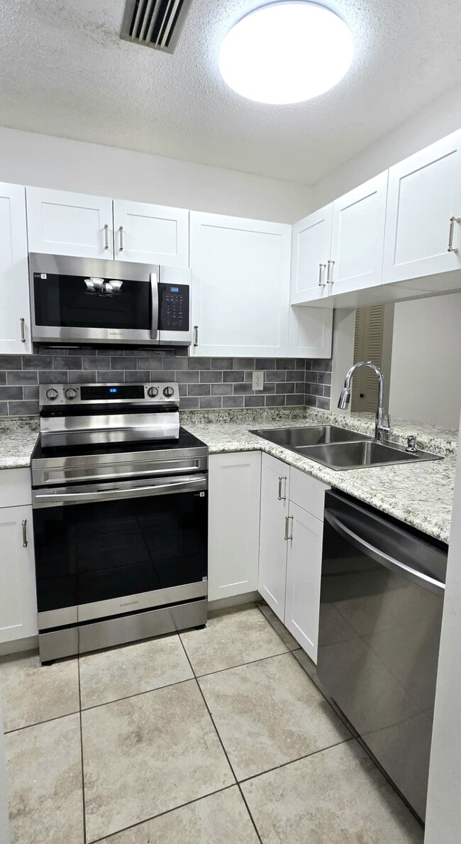 Building Photo - 1379 Summit Run Cir