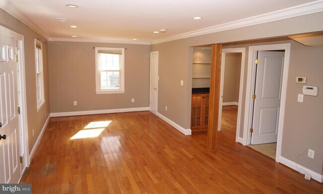 Building Photo - 923 Lewis Ave