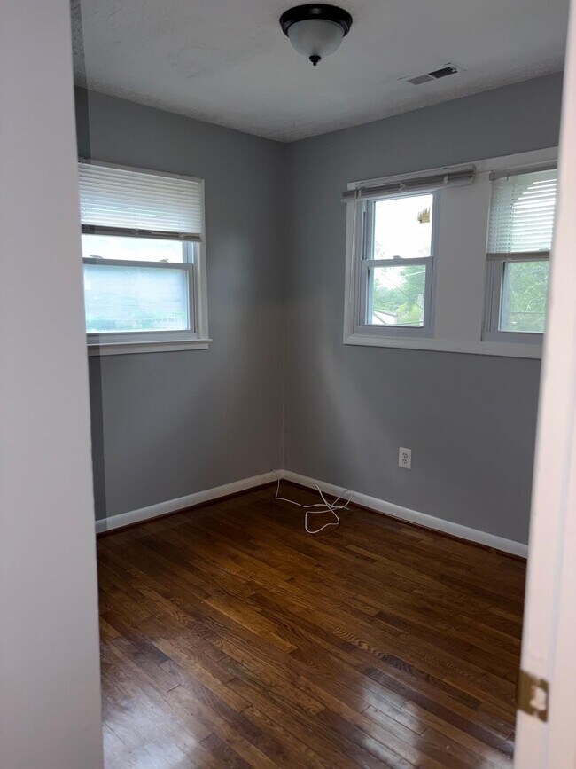 Building Photo - 13430 Pinetree Dr