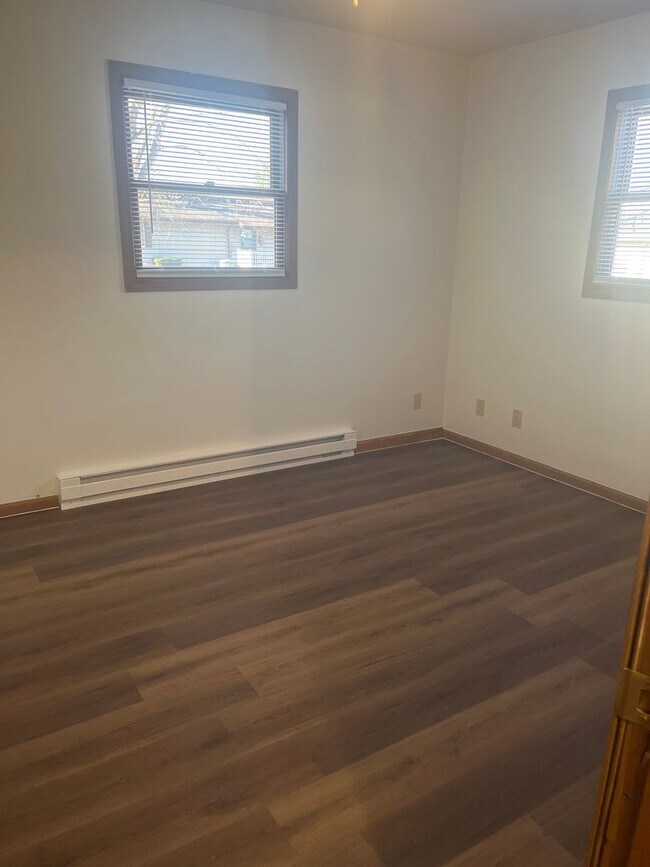 Building Photo - Remodeled 2 Bedroom