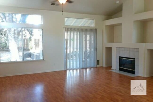 Building Photo - Wonderful 3 Bedroom Home in Sought After Northeast Fresno!