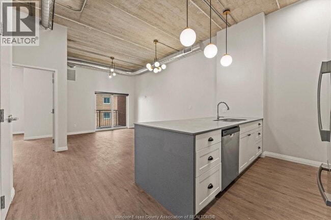 Building Photo - 3160 Meadowbrook Ln