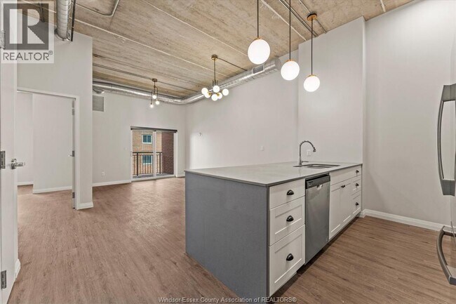 Photo du bâtiment - 3160 Meadowbrook Ln