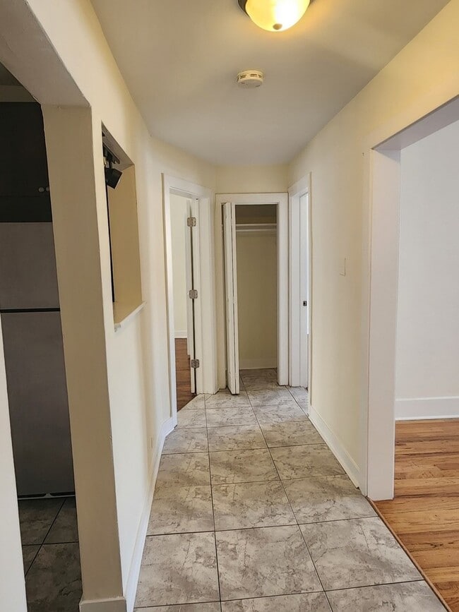 Foto del edificio - 3219 W Division St