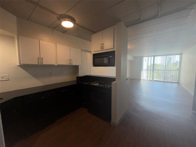Building Photo - 5400 Memorial Dr
