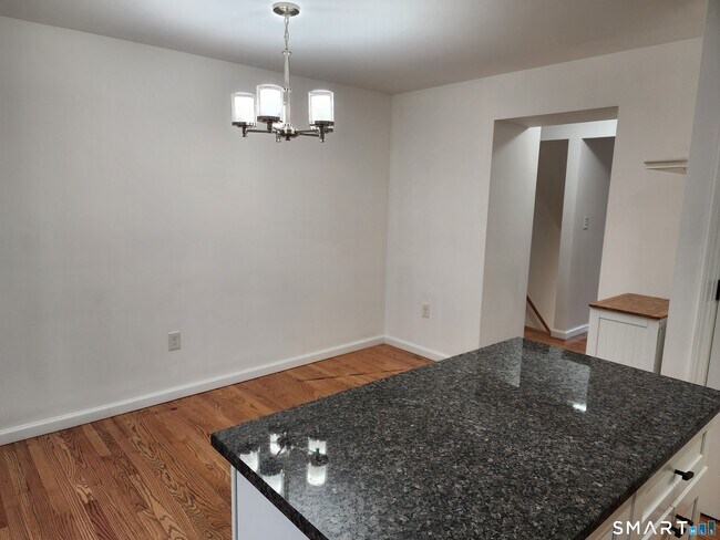 Foto del edificio - 71 Towne House Rd