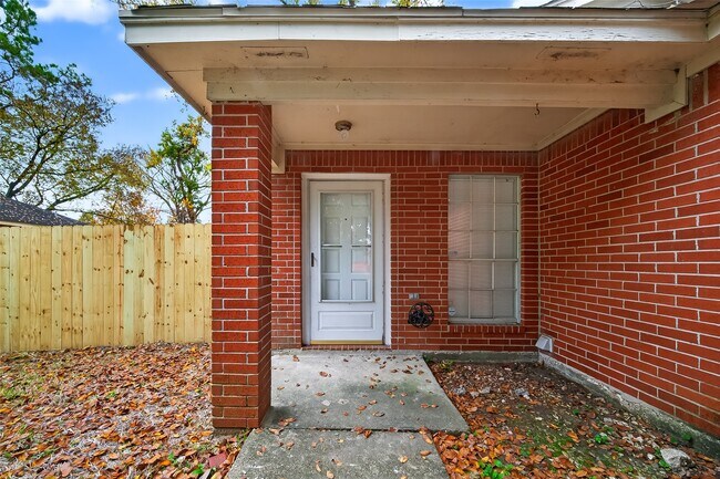 Foto del edificio - 16022 Old River Rd