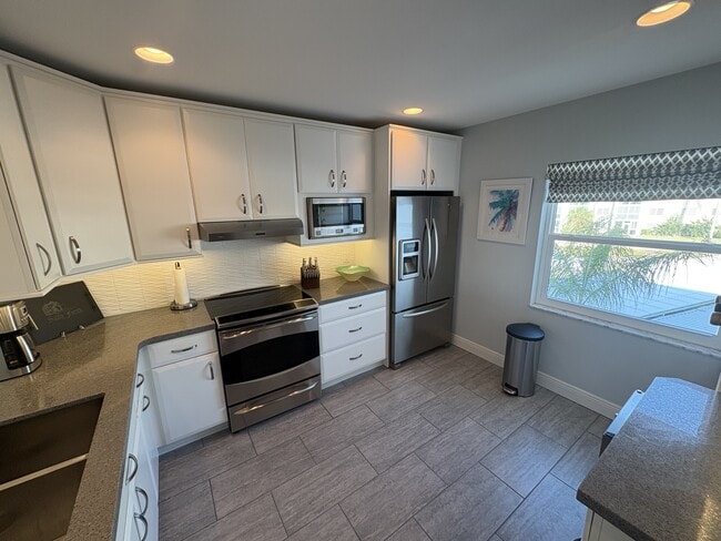 Building Photo - 333 The Esplanade N