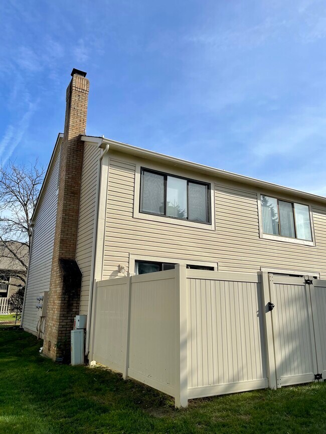 Foto del edificio - 2618 Cedar Lake Dr