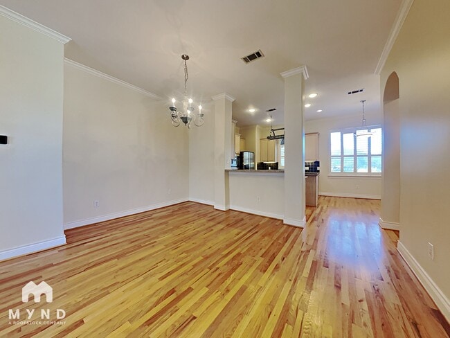 Building Photo - 321 Sandman St