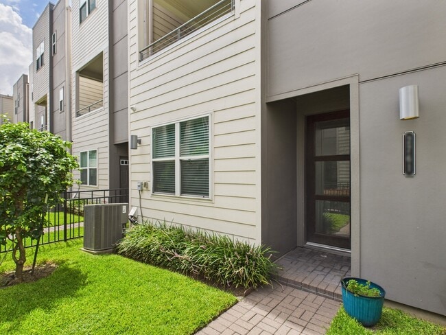 Building Photo - 2761 Clinton Dr