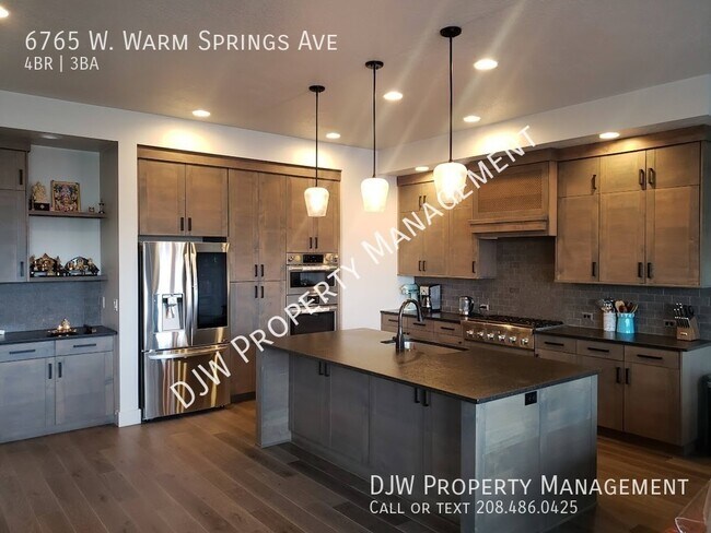 Foto del edificio - Stunning Boise Home, With Path Down To The...