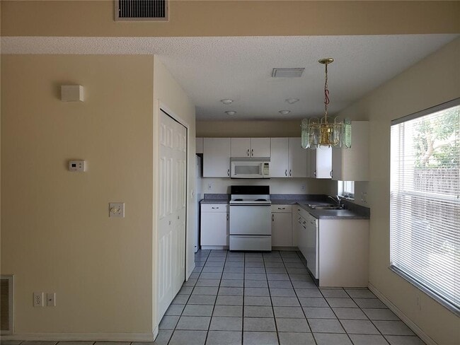 Building Photo - 1409 Adams Cir E