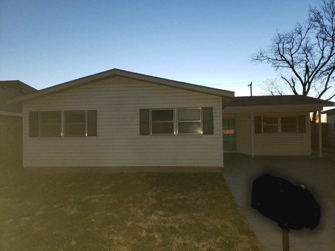 Vista de la calle de la casa. - 703 NW 7th St
