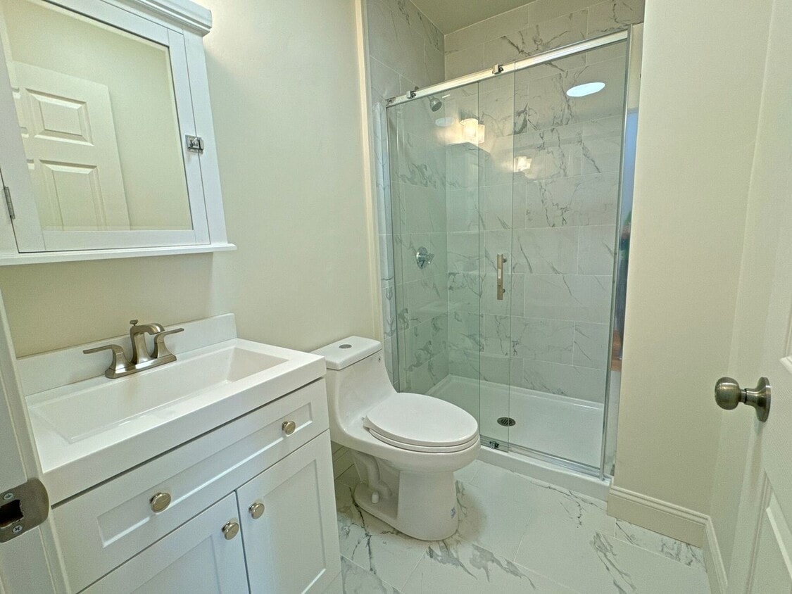 Primary Photo - Gorgeous 3 bed 2 bath