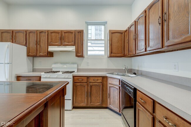 Kitchen - 1224 W Barry Ave