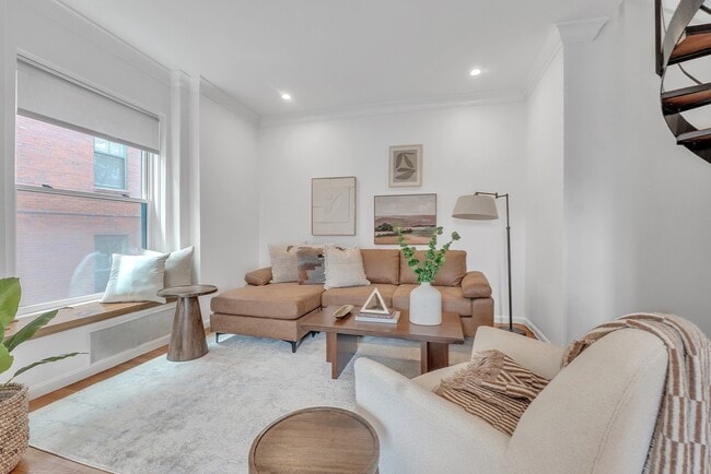 Building Photo - 17 Cazenove St