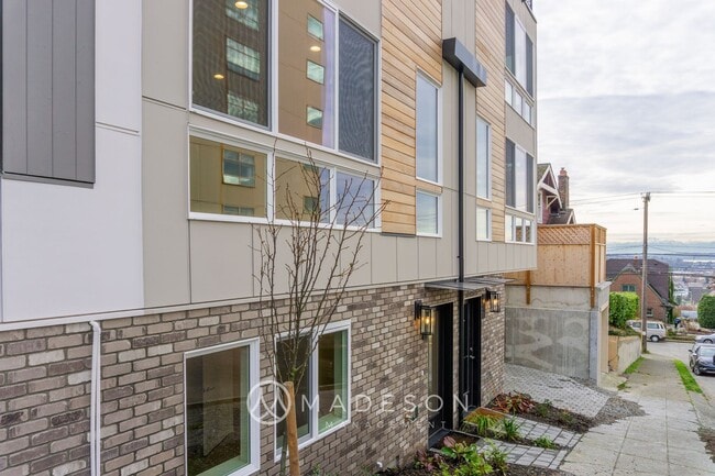 Building Photo - 322 N 53rd St