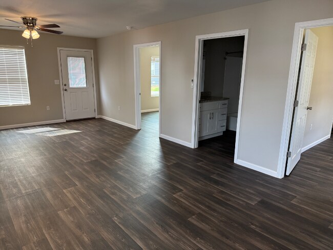 Building Photo - 80 Redwood Ln