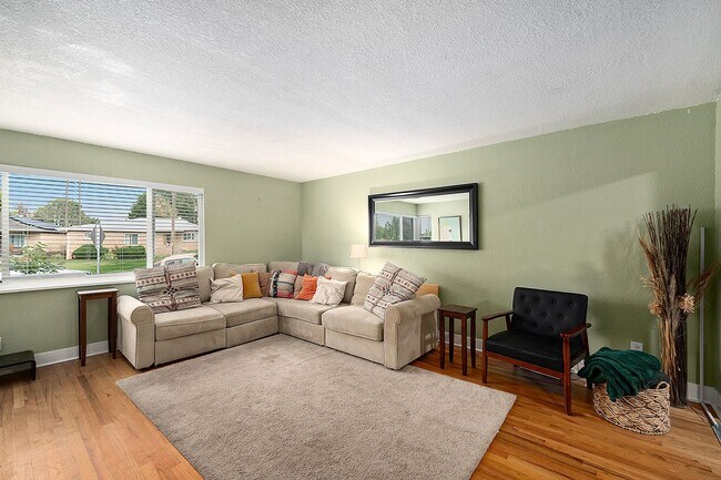 Photo - Spacious Top Unit of Quadplex Available So... Apartment