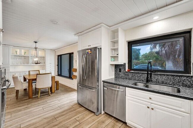 Building Photo - 5612 Harding St