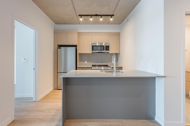 Building Photo - E406