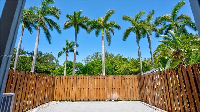 Building Photo - 933 NE 24th Ave