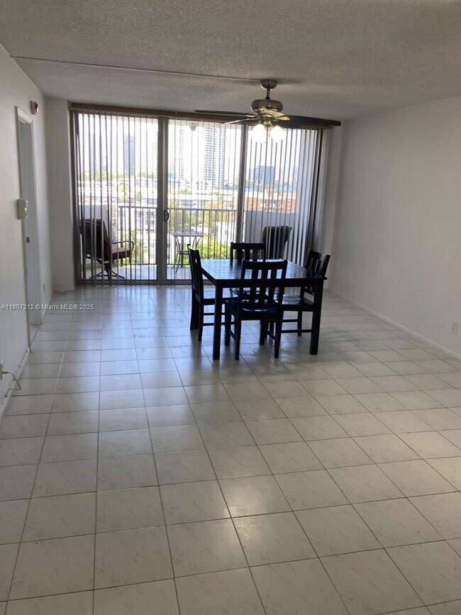 Foto del edificio - 3703 NE 166th St
