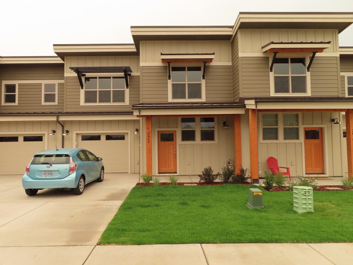 Primary Photo - 3606 SW Badger Ave