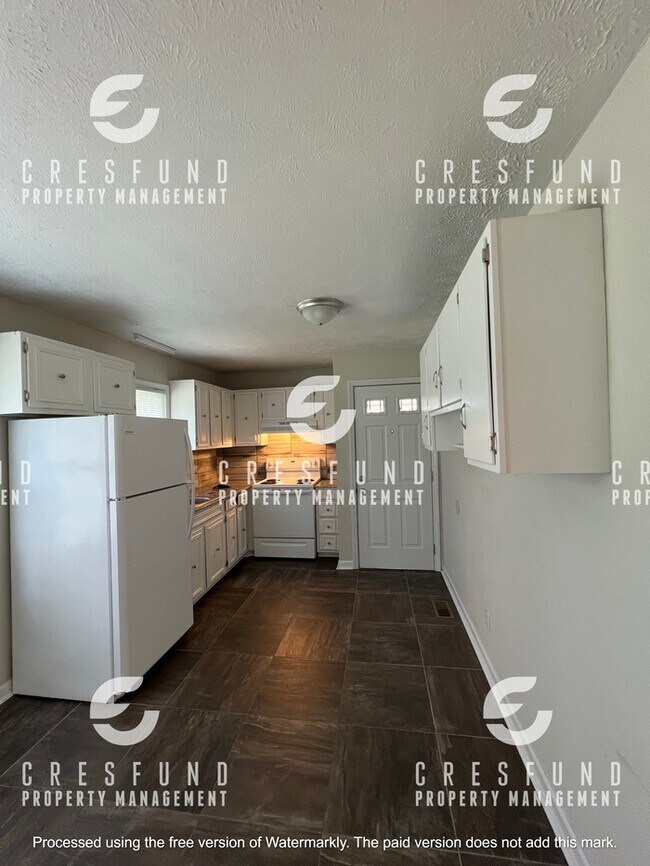 Foto del edificio - Great 3 Bed 2 Bath Tri Level with HUGE bac...