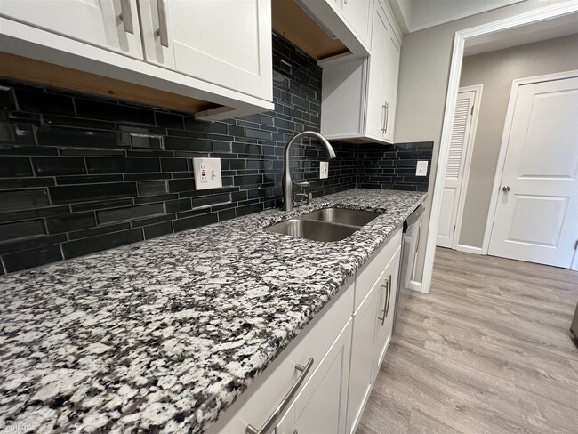 Building Photo - 2 br, 1.5 bath Condo - 19673 Fleetwood Dr