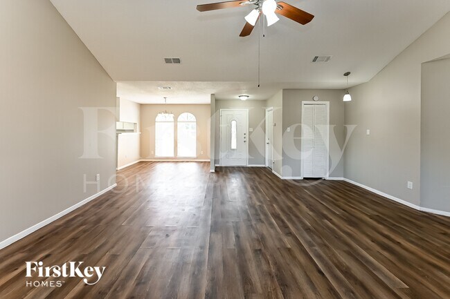 Foto del edificio - 10811 Forest Leaf Dr