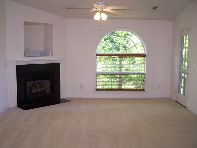 Building Photo - 2BR/2BA condo convenient to FTCC!