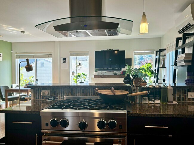 Building Photo - Amazing Phinney Ridge/Greenlake Home