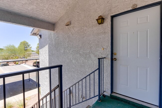 Building Photo - Charming 2 Bed, 2 Bath Condo with Fireplac...