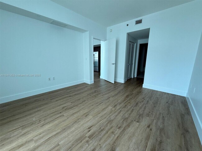 Building Photo - 950 Brickell Bay Dr