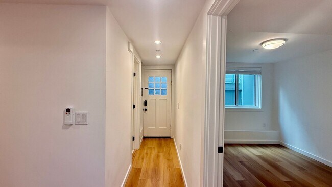 Foto del edificio - 1BR/1BA Renovated In-Law Unit in NOPA