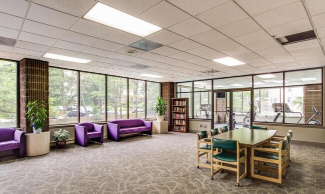 Foto del edificio - 6301 Stevenson Ave