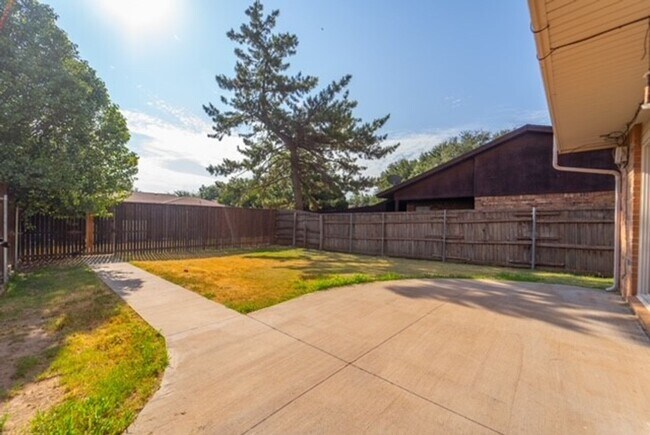 Building Photo - Spacious duplex with yard