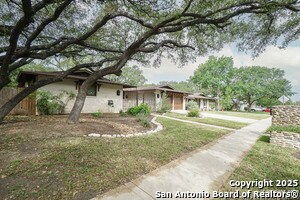 Building Photo - 302 W Silver Sands Dr