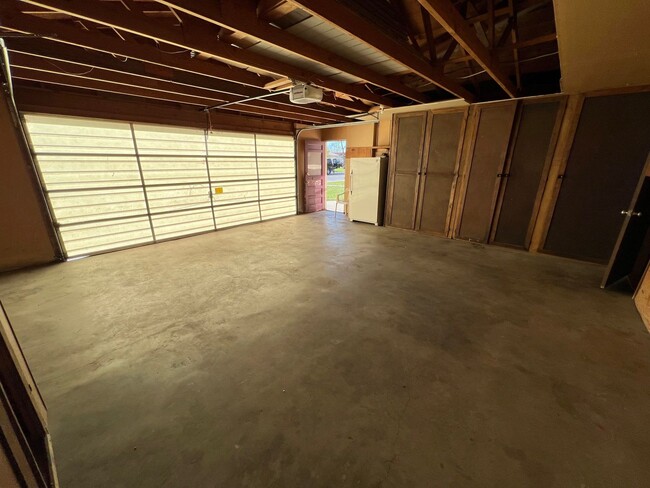 Building Photo - 3 Bed 2 Bath House with Attached 2 Car Gar...