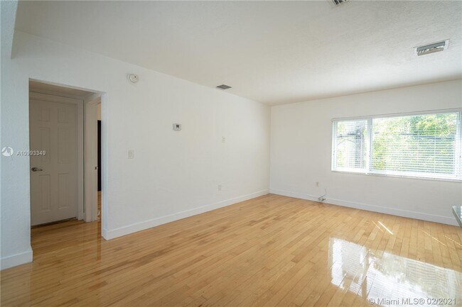 Building Photo - 1940 Biarritz Dr