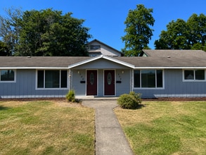 Building Photo - 506 Elma Ave E