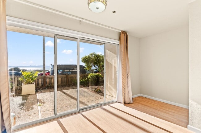 Building Photo - Utilities Paid! Modern 2 Bed Condo on the Water! Live by the Bay