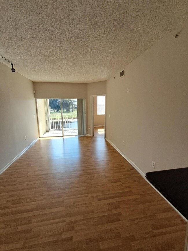 Foto del edificio - 2100 Greenview Shores Blvd