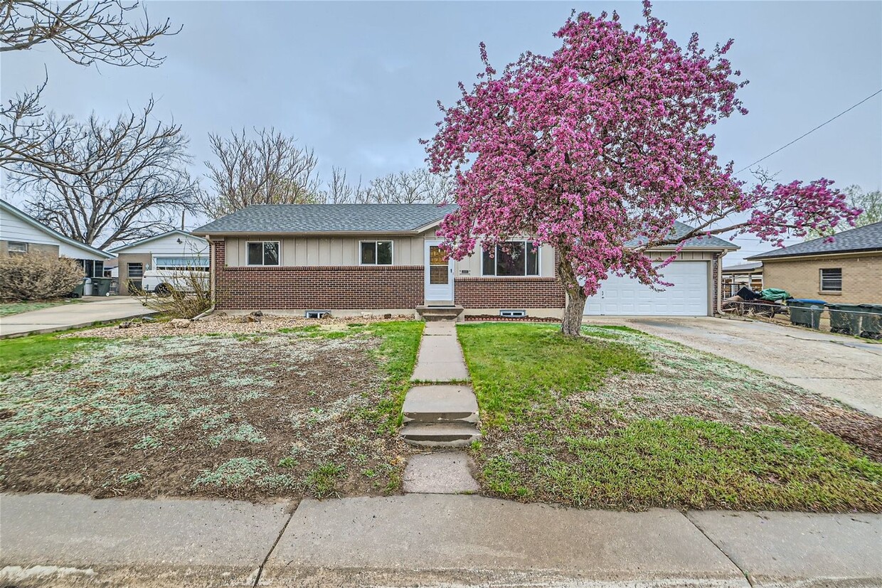 Foto principal - Updated 3Bed/2Bath Ranch with full basemen...